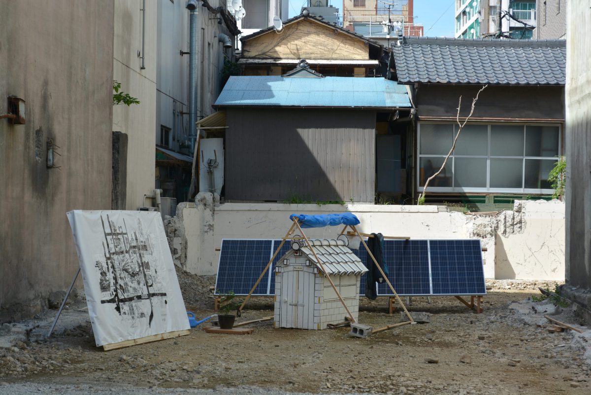 “Living Migration (at the former site of a house in Minamitsuboi, Chuo-ku, Kumamoto City, Kumamoto Prefecture/28th August 2017),” 
2014 – 2018, © Murakami Satoshi, Courtesy of the artist
